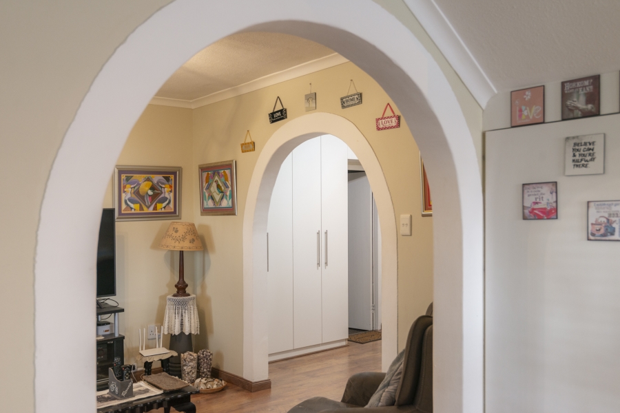 5 Bedroom Property for Sale in Middedorp Western Cape